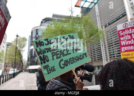 London, Großbritannien. 28. April 2018. Menschen, die in der Solidarität für den Windrush Generation von Parlament Square im Home Office. Quelle: Matthew Chattle/Alamy leben Nachrichten Stockfoto