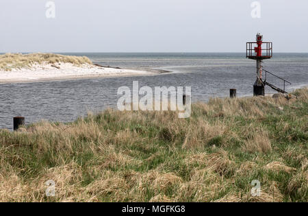 24 April 2018, Deutschland, Prerow: Der Zugriff auf den Darßer Ort not Port im Kernbereich der Nationalpark Vorpommersche Boddenlandschaft ("Nationalpark Vorpommersche Boddenlandschaft"). Der Zugang zum Hafen Schlick regelmäßig und so muss häufig ausgebaggert, um für die Rettung Cruiser der DGzRS "Theo Fischer" in Betrieb bleibt. Foto: Bernd Wüstneck/dpa Stockfoto