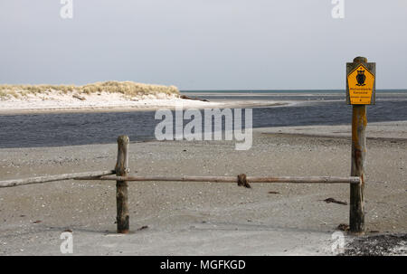 24 April 2018, Deutschland, Prerow: Der Zugriff auf den Darßer Ort not Port im Kernbereich der Nationalpark Vorpommersche Boddenlandschaft ("Nationalpark Vorpommersche Boddenlandschaft"). Der Zugang zum Hafen Schlick regelmäßig und so muss häufig ausgebaggert, um für die Rettung Cruiser der DGzRS "Theo Fischer" in Betrieb bleibt. Foto: Bernd Wüstneck/dpa Stockfoto