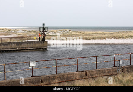 24 April 2018, Deutschland, Prerow: Der Zugriff auf den Darßer Ort not Port im Kernbereich der Nationalpark Vorpommersche Boddenlandschaft ("Nationalpark Vorpommersche Boddenlandschaft"). Der Zugang zum Hafen Schlick regelmäßig und so muss häufig ausgebaggert, um für die Rettung Cruiser der DGzRS "Theo Fischer" in Betrieb bleibt. Foto: Bernd Wüstneck/dpa Stockfoto