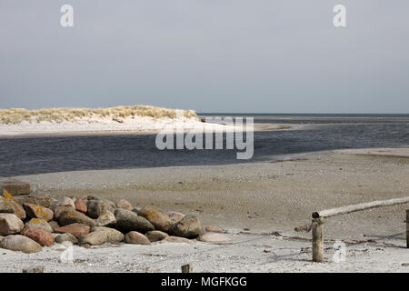 24 April 2018, Deutschland, Prerow: Der Zugriff auf den Darßer Ort not Port im Kernbereich der Nationalpark Vorpommersche Boddenlandschaft ("Nationalpark Vorpommersche Boddenlandschaft"). Der Zugang zum Hafen Schlick regelmäßig und so muss häufig ausgebaggert, um für die Rettung Cruiser der DGzRS "Theo Fischer" in Betrieb bleibt. Foto: Bernd Wüstneck/dpa Stockfoto