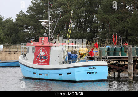 24 April 2018, Deutschland, Prerow: ein Fischerboot vor Anker in der Darßer Ort not Port im Kernbereich der Nationalpark Vorpommersche Boddenlandschaft liegen ("Nationalpark Vorpommersche Boddenlandschaft"). Der Zugang zum Hafen Schlick regelmäßig und so muss häufig ausgebaggert, um für die Rettung Cruiser der DGzRS "Theo Fischer" in Betrieb bleibt. Foto: Bernd Wüstneck/dpa Stockfoto