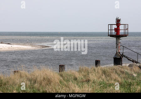 24 April 2018, Deutschland, Prerow: Der Zugriff auf den Darßer Ort not Port im Kernbereich der Nationalpark Vorpommersche Boddenlandschaft ("Nationalpark Vorpommersche Boddenlandschaft"). Der Zugang zum Hafen Schlick regelmäßig und so muss häufig ausgebaggert, um für die Rettung Cruiser der DGzRS "Theo Fischer" in Betrieb bleibt. Foto: Bernd Wüstneck/dpa Stockfoto