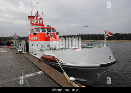 24 April 2018, Deutschland, Prerow: Die 'Theo Fischer' rescue Cruiser an der Deutschen Gesellschaft zur Rettung Schiffbrüchiger (DGzRS) Station in der Darßer Ort not Port im Kernbereich der Nationalpark Vorpommersche Boddenlandschaft ("Nationalpark Vorpommersche Boddenlandschaft"). Der Zugang zum Hafen Schlick regelmäßig und so muss häufig ausgebaggert, um für die Rettung 393 in Betrieb bleibt. Foto: Bernd Wüstneck/dpa Stockfoto