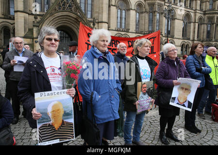 Manchester, UK, 28. April 2018. Familien erinnern Verwandte auf Internationale Arbeiter Memorial Day, Albert Square, Manchester, 28. April 2018 (C) Barbara Cook/Alamy leben Nachrichten Stockfoto