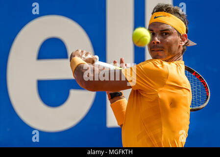 Barcelona, Spanien. 28. April 2018: RAFAEL NADAL (ESP) gibt den Ball zu David Goffin (BEL) im Halbfinale des 'Barcelona Open Banc Sabadell' 2018. Nadal gewann 6:4, 4:6, 6:0 Credit: Matthias Oesterle/Alamy leben Nachrichten Stockfoto