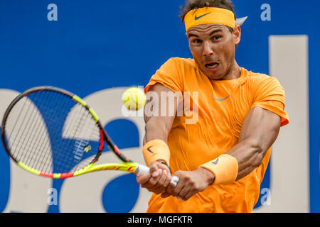 Barcelona, Spanien. 28. April 2018: RAFAEL NADAL (ESP) gibt den Ball zu David Goffin (BEL) im Halbfinale des 'Barcelona Open Banc Sabadell' 2018. Nadal gewann 6:4, 4:6, 6:0 Credit: Matthias Oesterle/Alamy leben Nachrichten Stockfoto