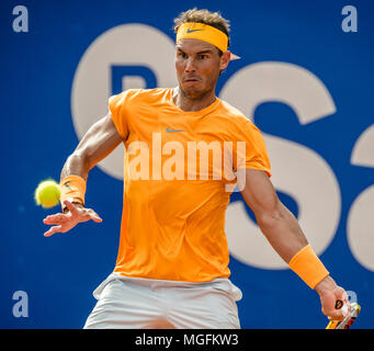 Barcelona, Spanien. 28. April 2018: RAFAEL NADAL (ESP) gibt den Ball zu David Goffin (BEL) im Halbfinale des 'Barcelona Open Banc Sabadell' 2018. Nadal gewann 6:4, 4:6, 6:0 Credit: Matthias Oesterle/Alamy leben Nachrichten Stockfoto