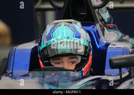 Rockingham, Vereinigtes Königreich. 28 Apr, 2018. BRDC Britische Formel 3 (F3) Meisterschaft Fahrer Billy Monger (Carlin) in seinem Auto Kredit: Klammer Raval/Alamy leben Nachrichten Stockfoto