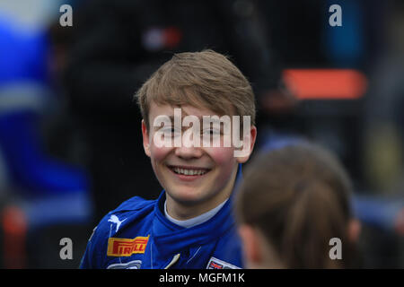 Rockingham, Vereinigtes Königreich. 28 Apr, 2018. BRDC Britische Formel 3 (F3) Meisterschaft Fahrer Billy Monger (Carlin) im Fahrerlager Credit: Klammer Raval/Alamy leben Nachrichten Stockfoto