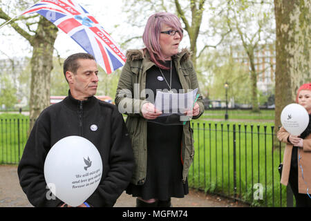 London, UK, 28. April 2018. Verwandte, Freunde und Unterstützer von drei Männern, Harry Reis, Josh McGuinness und George Wilkinson, der durch Jaynesh Chudasama in einem Erfolg getötet wurden und ausgeführt, die glauben, daß sie nicht Gerechtigkeit für ihren Tod gehabt haben. Penelope Barritt/Alamy leben Nachrichten Stockfoto