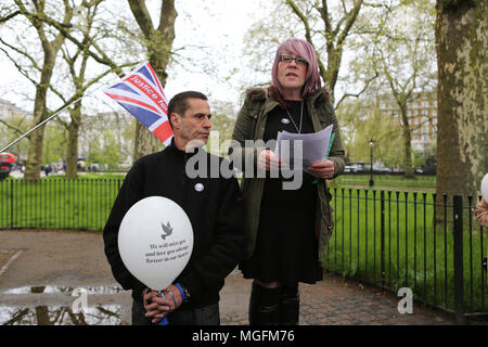 London, UK, 28. April 2018. Verwandte, Freunde und Unterstützer von drei Männern, Harry Reis, Josh McGuinness und George Wilkinson, der durch Jaynesh Chudasama in einem Erfolg getötet wurden und ausgeführt, die glauben, daß sie nicht Gerechtigkeit für ihren Tod gehabt haben. Penelope Barritt/Alamy leben Nachrichten Stockfoto