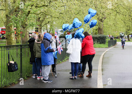 London, UK, 28. April 2018. Verwandte, Freunde und Unterstützer von drei Männern, Harry Reis, Josh McGuinness und George Wilkinson, der durch Jaynesh Chudasama in einem Erfolg getötet wurden und ausgeführt, die glauben, daß sie nicht Gerechtigkeit für ihren Tod gehabt haben. Penelope Barritt/Alamy leben Nachrichten Stockfoto