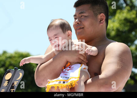 Tokio, Japan. 28 Apr, 2018. Ein Baby von einem Amateur Sumo Wrestler statt schreit während der Baby-schrei Sumo "Wettbewerb auf dem Sensoji-tempel in Tokio am Samstag, 28. April 2018. Japanische Eltern glauben, dass Sumo Ringer helfen können, Babys, ein Wunsch, eine gute Gesundheit zu weinen. Credit: Yoshio Tsunoda/LBA/Alamy leben Nachrichten Stockfoto