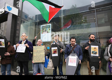 Manchester, UK, 28. April 2018. Aktivisten halten Karton Särge an der oberen Bewaffnung Israels protestieren, Manchester, 28. April 2018 (C) Barbara Cook/Alamy leben Nachrichten Stockfoto