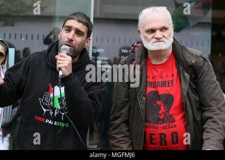 Manchester, UK, 28. April 2018. Pro-palästinensischen Aktivisten auf der Oberseite Bewaffnung Israels protestieren, Manchester, 28. April 2018 (C) Barbara Cook/Alamy leben Nachrichten Stockfoto