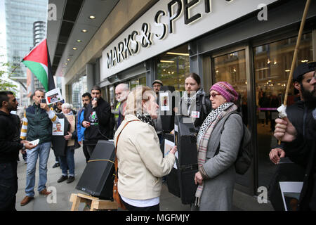 Manchester, UK, 28. April 2018. Ein shopper konfrontiert Demonstranten vor Marken und Spencers auf der Oberseite Bewaffnung Israels protestieren, Manchester, 28. April 2018 (C) Barbara Cook/Alamy leben Nachrichten Stockfoto