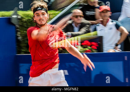 Barcelona, Spanien. 28. April 2018: STEFANOS TSITSIPAS (GRE) den Ball zurück zu Pablo Carreno Busta (ESP) im Halbfinale des 'Barcelona Open Banc Sabadell' 2018. Tsitsipas gewann 7:5, 6:3 Credit: Matthias Oesterle/Alamy leben Nachrichten Stockfoto