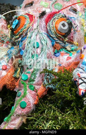 Wray, Lancaster, Großbritannien. 28.04.2018. Licht, Kamera, am Wray Scarecrow Festival und Fair. Die Dorfbewohner von Wray sind wieder ein paar seltsame, verrückte und wunderbare Vogelscheuche Kreationen zu überraschen und zu erfreuen. Jedes Jahr Besucher wandern um Wray Dorf, die Entdeckung der Wirt der Vogelscheuchen, die in Gärten geknallt haben. Credit: cernan Elias/Alamy leben Nachrichten Stockfoto