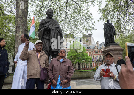 London, UK, 28. April 2018. British ursprünglich aus Indien friedlich demonstrierten an der Basis von Mahatma Gandhi Statue. Sie Sat / von 10:00 bis 13:00 Uhr Protest gegen die Schändung der indischen Flagge. Die britische Regierung ist zunehmend unter Druck gegen Demonstranten hinter der Schändung der indischen Flagge am Parliament Square in London während Ministerpräsident Narendra Modi's UK besuchen letzte Woche. Credit: Paul Quayle/Alamy leben Nachrichten Stockfoto