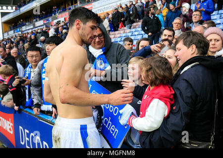 Huddersfield, Großbritannien, 28. April 2018. Christopher Schindler von Huddersfield Town gibt sein Hemd zu einem jungen Fan nach der Premier League Match zwischen Huddersfield Town und Everton bei John Smith's Stadium am 28. April 2018 in Huddersfield, England. (Foto von Daniel Chesterton/phcimages.com) Credit: PHC Images/Alamy Live News Credit: PHC Images/Alamy leben Nachrichten Stockfoto