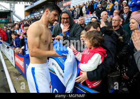 Huddersfield, Großbritannien, 28. April 2018. Christopher Schindler von Huddersfield Town gibt sein Hemd zu einem jungen Fan nach der Premier League Match zwischen Huddersfield Town und Everton bei John Smith's Stadium am 28. April 2018 in Huddersfield, England. (Foto von Daniel Chesterton/phcimages.com) Credit: PHC Images/Alamy Live News Credit: PHC Images/Alamy leben Nachrichten Stockfoto