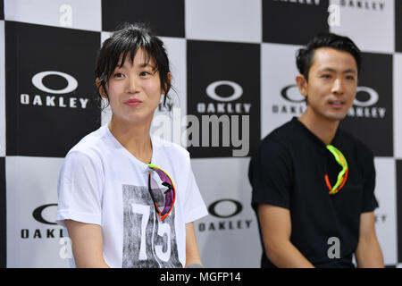 (L - R) Miho Takagi, Akito Watabe, 28. APRIL 2018: Team Oakley Mitglied teilnehmen Talk session in Tokio, Japan. Credit: MATSUO. K/LBA SPORT/Alamy leben Nachrichten Stockfoto