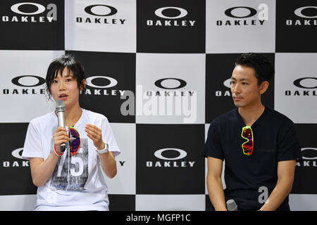 (L - R) Miho Takagi, Akito Watabe, 28. APRIL 2018: Team Oakley Mitglied teilnehmen Talk session in Tokio, Japan. Credit: MATSUO. K/LBA SPORT/Alamy leben Nachrichten Stockfoto