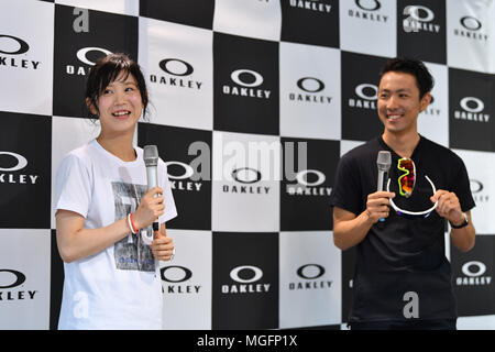 (L - R) Miho Takagi, Akito Watabe, 28. APRIL 2018: Team Oakley Mitglied teilnehmen Talk session in Tokio, Japan. Credit: MATSUO. K/LBA SPORT/Alamy leben Nachrichten Stockfoto