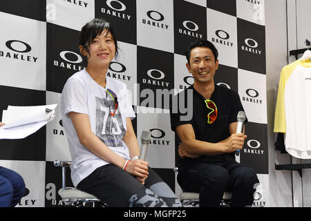 (L - R) Miho Takagi, Akito Watabe, 28. APRIL 2018: Team Oakley Mitglied teilnehmen Talk session in Tokio, Japan. Credit: MATSUO. K/LBA SPORT/Alamy leben Nachrichten Stockfoto