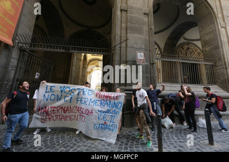 Die sudenti von Neapel, insbesondere die Schülerinnen und Schüler des Liceo Garibaldi, Vittorio Emanuele und Villari met in Front des Pio Monte della Misericordia, wo eine vierte Klasse von Garibaldi derzeit im Projekt der Guten Schule, die Jungen als Reiseleiter in das Projekt der Schule arbeiten abwechselnd eingeschaltet ist. Die jungen Protest, weil diese Aktivität nicht Vergeltung und verpflichtet sie auf die Schulzeit und in der Partei. 28/04/2018 - Neapel, Italien Quelle: Unabhängige Fotoagentur Srl/Alamy leben Nachrichten Stockfoto