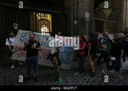 Die sudenti von Neapel, insbesondere die Schülerinnen und Schüler des Liceo Garibaldi, Vittorio Emanuele und Villari met in Front des Pio Monte della Misericordia, wo eine vierte Klasse von Garibaldi derzeit im Projekt der Guten Schule, die Jungen als Reiseleiter in das Projekt der Schule arbeiten abwechselnd eingeschaltet ist. Die jungen Protest, weil diese Aktivität nicht Vergeltung und verpflichtet sie auf die Schulzeit und in der Partei. 28/04/2018 - Neapel, Italien Quelle: Unabhängige Fotoagentur Srl/Alamy leben Nachrichten Stockfoto