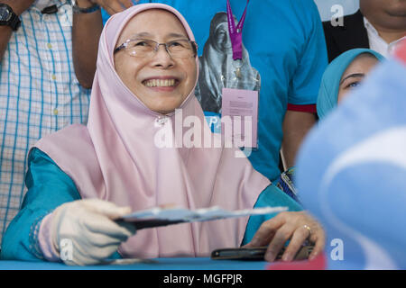 Kuala Lumpur, Selangor, Malaysia. 28 Apr, 2018. Malaysia hat eine Nominierung Tag für die 14. allgemeinen Wahlen am 28. April 2018 statt. Präsident der Gerechtigkeit (PKR) Wan Azizah nominiert als Kandidat für Pakatan Harapan erwartet die Opposition Sitz im Parlament Pandan (P100) in Kuala Lumpur zu verteidigen. Sie wird Herausforderung von Dato' Leong Kok Wee von Barisan Nasional (BN), Mohamed Sukri Omar werden von Malaysia islamische Partei (PAS), Jenice Lee aus Parti Rakyat Malaysia (PRM) und auch von den unabhängigen Kandidaten Mohd Khairul Azam. (Bild: © Faris Hadziq/SOPA Bilder über Z Stockfoto