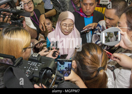 Kuala Lumpur, Selangor, Malaysia. 28 Apr, 2018. Präsident der Gerechtigkeit (PKR) Wan Azizah gesehen durch die Presse interviewt. Malaysia eine Nominierung Tag für die 14. allgemeinen Wahlen am 28. April 2018 gehalten hat. Präsident der Gerechtigkeit (PKR) Wan Azizah nominiert als Kandidat für Pakatan Harapan erwartet die Opposition Sitz im Parlament Pandan (P100) in Kuala Lumpur zu verteidigen. Sie wird Herausforderung von Dato' Leong Kok Wee von Barisan Nasional (BN), Mohamed Sukri Omar werden von Malaysia islamische Partei (PAS), Jenice Lee aus Parti Rakyat Malaysia (PRM) und auch von der in Stockfoto