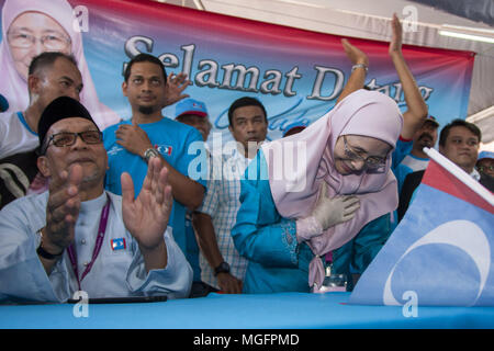 Kuala Lumpur, Selangor, Malaysia. 28 Apr, 2018. Präsident der Gerechtigkeit (PKR) Wan Azizah gesehen zeigen ihr Bezug zu Ihrem Supporter nach der Ernennung Tag niedergelassen hatten. Malaysia hat eine Nominierung Tag für die 14. allgemeinen Wahlen am 28. April 2018 statt. Präsident der Gerechtigkeit (PKR) Wan Azizah nominiert als Kandidat für Pakatan Harapan erwartet die Opposition Sitz im Parlament Pandan (P100) in Kuala Lumpur zu verteidigen. Sie wird Herausforderung von Dato' Leong Kok Wee von Barisan Nasional (BN), Mohamed Sukri Omar von Malaysia islamische Partei (PAS), Jenice Lee aus. Stockfoto