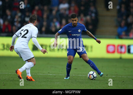 Swansea, Großbritannien. . 28 Apr, 2018. Emerson von Chelsea in Aktion. Premier League match, Swansea City v Chelsea in der Liberty Stadium in Swansea, Südwales am Samstag, 28. April 2018. Dieses Bild dürfen nur für redaktionelle Zwecke verwendet werden. Nur die redaktionelle Nutzung, eine Lizenz für die gewerbliche Nutzung erforderlich. Keine Verwendung in Wetten, Spiele oder einer einzelnen Verein/Liga/player Publikationen. pic von Andrew Obstgarten/Andrew Orchard sport Fotografie/Alamy Live news Credit: Andrew Orchard sport Fotografie/Alamy leben Nachrichten Stockfoto