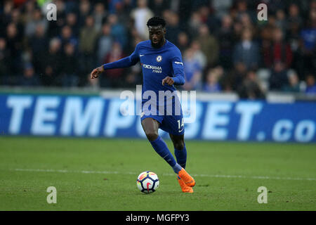 Swansea, Großbritannien. . 28 Apr, 2018. Tiemoure Bakayoko von Chelsea in Aktion. Premier League match, Swansea City v Chelsea in der Liberty Stadium in Swansea, Südwales am Samstag, 28. April 2018. Dieses Bild dürfen nur für redaktionelle Zwecke verwendet werden. Nur die redaktionelle Nutzung, eine Lizenz für die gewerbliche Nutzung erforderlich. Keine Verwendung in Wetten, Spiele oder einer einzelnen Verein/Liga/player Publikationen. pic von Andrew Obstgarten/Andrew Orchard sport Fotografie/Alamy Live news Credit: Andrew Orchard sport Fotografie/Alamy leben Nachrichten Stockfoto