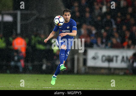 Swansea, Großbritannien. . 28 Apr, 2018. Cesc Fabregas von Chelsea in Aktion. Premier League match, Swansea City v Chelsea in der Liberty Stadium in Swansea, Südwales am Samstag, 28. April 2018. Dieses Bild dürfen nur für redaktionelle Zwecke verwendet werden. Nur die redaktionelle Nutzung, eine Lizenz für die gewerbliche Nutzung erforderlich. Keine Verwendung in Wetten, Spiele oder einer einzelnen Verein/Liga/player Publikationen. pic von Andrew Obstgarten/Andrew Orchard sport Fotografie/Alamy Live news Credit: Andrew Orchard sport Fotografie/Alamy leben Nachrichten Stockfoto