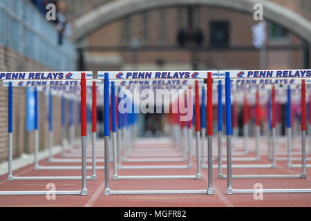 Philadelphia, Pennsylvania, USA. 27 Apr, 2018. Die Hürden erwarten ein Rennen am Franklin Feld in Philadelphia, Pennsylvania. Credit: Amy Sanderson/ZUMA Draht/Alamy leben Nachrichten Stockfoto