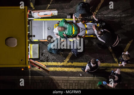 London, Großbritannien. 28. April 2018. Ein Mann wird durch Polizei und Rettungsdienst Personal nach einem Zwischenfall in Surrey Quays Parkplatz zurückgehalten. Credit: Guy Corbishley/Alamy leben Nachrichten Stockfoto