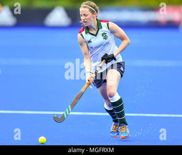London, Großbritannien. 28 Apr, 2018. Beckie Middleton von Surbiton in Aktion während der IWHL Halbfinale 1 zwischen Surbiton (1 St) v Buckingham (4.) Der 2018 England Hockey League Finale am Samstag, den 28. April 2018. London, England. Credit: Taka Wu/Alamy Live News Credit: Taka Wu/Alamy leben Nachrichten Stockfoto