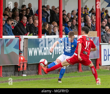Stourbridge, UK. 28. April 2018. Warrington Town FC spielte am Stourbridge FC in der Tabelle oben Play-off-Kampf in der Evo-Stik Premier Division am Samstag, 28. April 2018. Die gelben, blauen, benötigt nur einen Punkt 2. in der Liga zu beenden, verlor aber 2 - 1 auf die Home Seite. Quelle: John Hopkins/Alamy leben Nachrichten Stockfoto