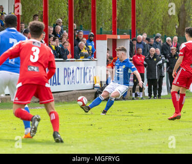 Stourbridge, UK. 28. April 2018. Warrington Town FC spielte am Stourbridge FC in der Tabelle oben Play-off-Kampf in der Evo-Stik Premier Division am Samstag, 28. April 2018. Die gelben, blauen, benötigt nur einen Punkt 2. in der Liga zu beenden, verlor aber 2 - 1 auf die Home Seite. Quelle: John Hopkins/Alamy leben Nachrichten Stockfoto