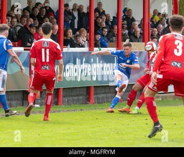 Stourbridge, UK. 28. April 2018. Warrington Town FC spielte am Stourbridge FC in der Tabelle oben Play-off-Kampf in der Evo-Stik Premier Division am Samstag, 28. April 2018. Die gelben, blauen, benötigt nur einen Punkt 2. in der Liga zu beenden, verlor aber 2 - 1 auf die Home Seite. Quelle: John Hopkins/Alamy leben Nachrichten Stockfoto
