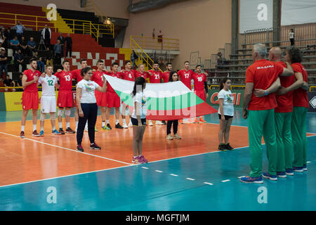 Corigliano-Rossano, Italien. 28. April 2018. Corigliano-Rossano, das Team von Bulgarien in der Bulgaria-Italy Match in der Qualifikation für die Europäische unter 20 Volleyball Meisterschaften. Der Nationalmannschaft von Bulgarien. 04/28/2018, Corigliano-Rossano, Italien. 28. April 2018. Corigliano-Rossano, Italien Quelle: Unabhängige Fotoagentur Srl/Alamy leben Nachrichten Stockfoto