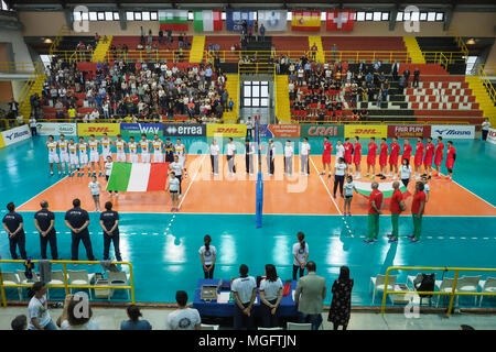 Corigliano-Rossano, Italien. 28. April 2018. Corigliano-Rossano, die Präsentation des Bulgaria-Italy Gleiches während der Qualifikation für die Europäische unter 20 Volleyball Meisterschaften 28/04/2018 Corigliano-Rossano, Italien. 28. April 2018. Corigliano-Rossano, Italien Quelle: Unabhängige Fotoagentur Srl/Alamy leben Nachrichten Stockfoto