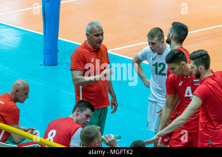 Corigliano-Rossano, Italien. 28. April 2018. Corigliano-Rossano, die Coac von Bulgarien Hristo Raychev während des Bulgaria-Italy Match in der Qualifikation für die Europameisterschaften für Männer unter 20 Volleyball. 28.04.2018, Corigliano-Rossano, Italien. 28. April 2018. Corigliano-Rossano, Italien Quelle: Unabhängige Fotoagentur Srl/Alamy leben Nachrichten Stockfoto