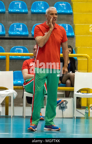 Corigliano-Rossano, Italien. 28. April 2018. Corigliano-Rossano, die Coac von Bulgarien Hristo Raychev während des Bulgaria-Italy Match in der Qualifikation für die Europameisterschaften für Männer unter 20 Volleyball. 28.04.2018, Corigliano-Rossano, Italien. 28. April 2018. Corigliano-Rossano, Italien Quelle: Unabhängige Fotoagentur Srl/Alamy leben Nachrichten Stockfoto