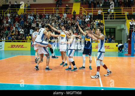 Corigliano-Rossano, Italien. 28. April 2018. Corigliano-Rossano, das Italienische Nationale feiert den Sieg der Bulgaria-Italy Match in der Qualifikation für die Europameisterschaften für Männer unter 20 Volleyball. 28.04.2018, Corigliano-Rossano, Italien. 28. April 2018. Corigliano-Rossano, Italien Quelle: Unabhängige Fotoagentur Srl/Alamy leben Nachrichten Stockfoto