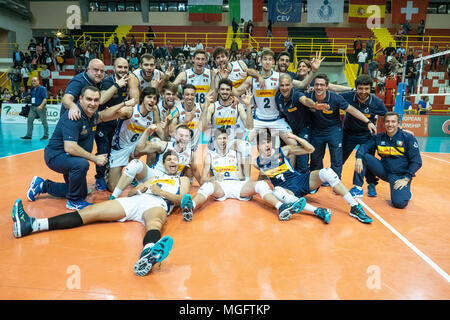 Corigliano-Rossano, Italien. 28. April 2018. Corigliano-Rossano, das Italienische Nationale feiert den Sieg der Bulgaria-Italy Match in der Qualifikation für die Europameisterschaften für Männer unter 20 Volleyball. 28.04.2018, Corigliano-Rossano, Italien. 28. April 2018. Corigliano-Rossano, Italien Quelle: Unabhängige Fotoagentur Srl/Alamy leben Nachrichten Stockfoto